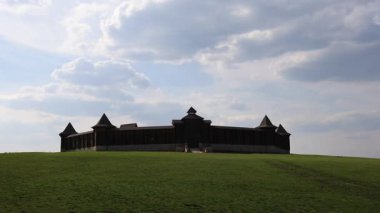 Yeşil bir tepede duvarla çevrili ahşap bir kale. Kudykina Dağı 'ndaki yüksek kaliteli 4k görüntüler