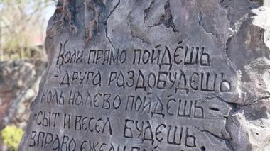 Loga Park 'taki Rus masallarından bir peri taşı. Yüksek kalite 4k görüntü
