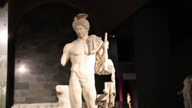 Antalya Arkeoloji Müzesi Antik Yunan heykelleri, antik Roma eserleri, mezarlar. Yüksek kalite 4k görüntü