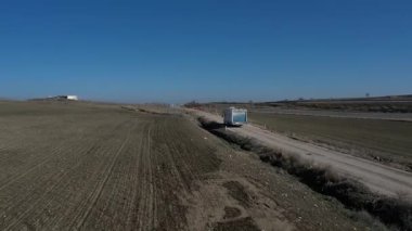 Eski beyaz bir Amerikan karavanı çölün ortasında bir otoban boyunca bir İHA 'dan vuruldu. Yüksek kalite 4k görüntü