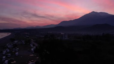 Türkiye 'nin Akdeniz kıyısında yer alan motorlu konutlar, Kemer Dağları' nın kış günbatımında yer almaktadır. Yüksek kalite 4k görüntü