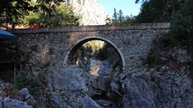 Kemer Türkiye yakınlarındaki dağların insansız hava aracı görüntüleri. Yüksek kalite 4k görüntü