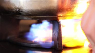 Gaz sobasının üzerindeki gazı piezo elementiyle ateşle. Yüksek kalite 4k görüntü