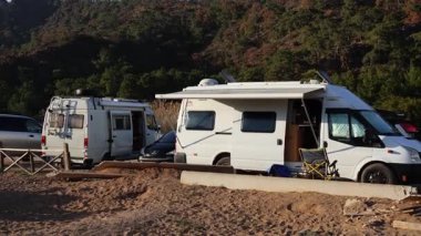 Karavanlar, Cirali Türkiye 'de deniz kenarında yer almaktadır. Yüksek kalite 4k görüntü