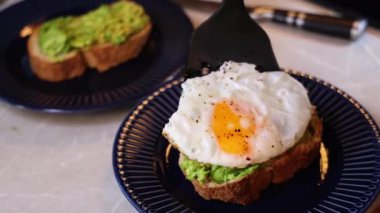 Kızarmış yumurtalı sandviç avacado. Yüksek kalite 4k görüntü