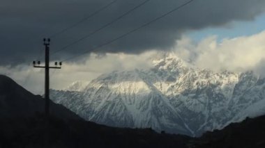 Kafkasya dağlarındaki Gürcistan askeri yolu Gürcistan ile Rusya arasındaki sınırdır. Yüksek kalite 4k görüntü