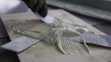 Kapalı bir hangardaki karavan konut modülünün tamiri. Yüksek kalite 4k görüntü