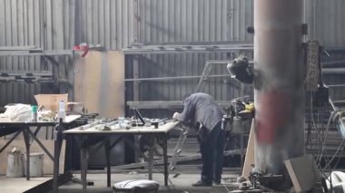 Kapalı bir hangardaki karavan konut modülünün tamiri. Yüksek kalite 4k görüntü