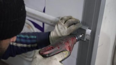 Kapalı bir hangardaki karavan konut modülünün tamiri. Yüksek kalite 4k görüntü