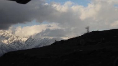 Kafkasya dağlarındaki Gürcistan askeri yolu Gürcistan ile Rusya arasındaki sınırdır. Yüksek kalite 4k görüntü