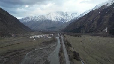 Kafkasya dağlarındaki Gürcistan askeri yolu Gürcistan ile Rusya arasındaki sınırdır. Yüksek kalite 4k görüntü