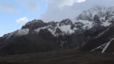Kafkasya dağlarındaki Gürcistan askeri yolu Gürcistan ile Rusya arasındaki sınırdır. Yüksek kalite 4k görüntü