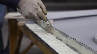 Kapalı bir hangardaki karavan konut modülünün tamiri. Yüksek kalite 4k görüntü