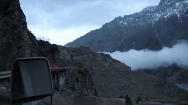 Kafkasya dağlarındaki Gürcistan askeri yolu Gürcistan ile Rusya arasındaki sınırdır. Yüksek kalite 4k görüntü