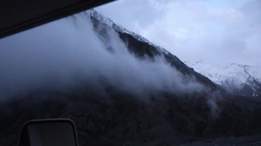 Kafkasya dağlarındaki Gürcistan askeri yolu Gürcistan ile Rusya arasındaki sınırdır. Yüksek kalite 4k görüntü