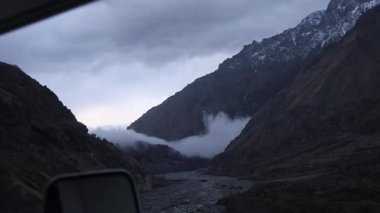 Kafkasya dağlarındaki Gürcistan askeri yolu Gürcistan ile Rusya arasındaki sınırdır. Yüksek kalite 4k görüntü