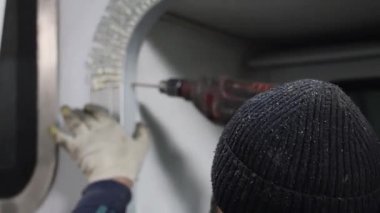 Kapalı bir hangardaki karavan konut modülünün tamiri. Yüksek kalite 4k görüntü
