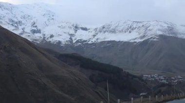 Kafkasya dağlarındaki Gürcistan askeri yolu Gürcistan ile Rusya arasındaki sınırdır. Yüksek kalite 4k görüntü