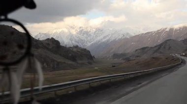 Kafkasya dağlarındaki Gürcistan askeri yolu Gürcistan ile Rusya arasındaki sınırdır. Yüksek kalite 4k görüntü