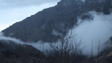 Kafkasya dağlarındaki Gürcistan askeri yolu Gürcistan ile Rusya arasındaki sınırdır. Yüksek kalite 4k görüntü