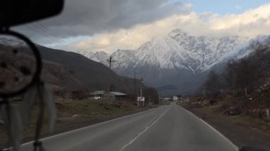 Kafkasya dağlarındaki Gürcistan askeri yolu Gürcistan ile Rusya arasındaki sınırdır. Yüksek kalite 4k görüntü