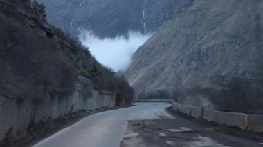 Kafkasya dağlarındaki Gürcistan askeri yolu Gürcistan ile Rusya arasındaki sınırdır. Yüksek kalite 4k görüntü