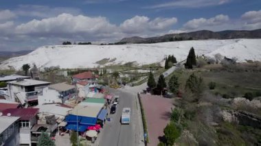 Karavan Pamukale tatil köyüne yaklaşıyor. Yüksek kalite 4k görüntü