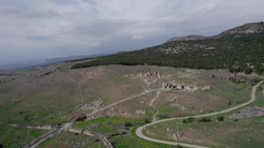 Hierapolis antik şehri. Burası, Pamukkale 'nin kireçtaşı teraslarının yakınında yer alan antik bir şehir. Yüksek kalite 4k görüntü