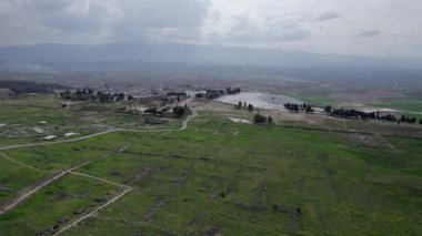 Hierapolis antik şehri. Burası, Pamukkale 'nin kireçtaşı teraslarının yakınında yer alan antik bir şehir. Yüksek kalite 4k görüntü
