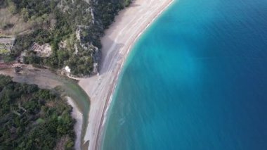 Türkiye 'de Cirali adlı doğal bir yer İHA ile vuruldu. Yüksek kalite 4k görüntü