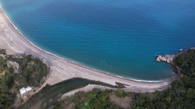 Türkiye 'de Cirali adlı doğal bir yer İHA ile vuruldu. Yüksek kalite 4k görüntü