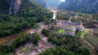 Türkiye 'nin antik Olimpos kenti bir insansız hava aracıyla vuruldu. Yüksek kalite 4k görüntü