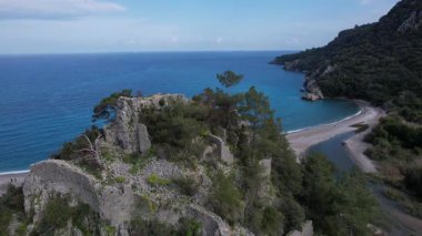 Türkiye 'nin antik Olimpos kenti bir insansız hava aracıyla vuruldu. Yüksek kalite 4k görüntü