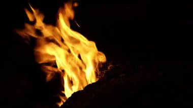 Chimera Dağı 'ndaki ateş geceleri yanıyor. Yüksek kalite 4k görüntü