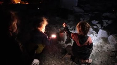 Chimera Dağı 'nda eski bir doğalgaz yangını, bir turist ailesi geceleri ona bakıyor. Yüksek kalite 4k görüntü