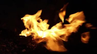 Chimera Dağı 'ndaki ateş geceleri yanıyor. Yüksek kalite 4k görüntü