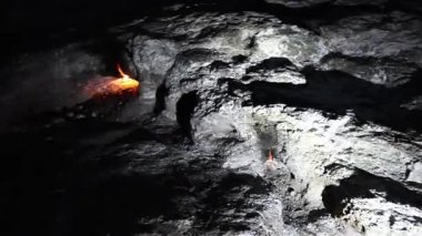Chimera Dağı 'ndaki ateş geceleri yanıyor. Yüksek kalite 4k görüntü