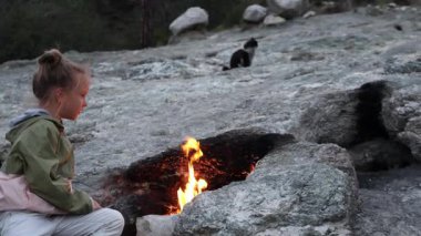 Çocuklar akşamları Chimera Dağı 'ndan gelen hindiyi ateşte kızartırlar. Yüksek kalite 4k görüntü