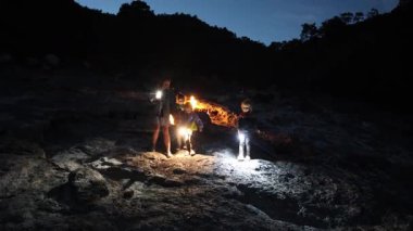 Chimera Dağı 'nda eski bir doğalgaz yangını, bir turist ailesi geceleri ona bakıyor. Yüksek kalite 4k görüntü