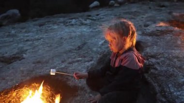 Çocuklar akşamları Chimera Dağı 'ndan gelen hindiyi ateşte kızartırlar. Yüksek kalite 4k görüntü