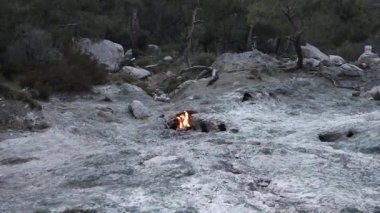 Chimera Dağı 'nda eski bir doğalgaz yangını, bir turist ailesi geceleri ona bakıyor. Yüksek kalite 4k görüntü
