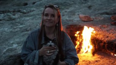 Chimera Dağı 'nda eski bir doğalgaz yangını, bir turist ailesi geceleri ona bakıyor. Yüksek kalite 4k görüntü
