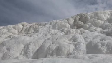 Pamukkale Türkiye 'de beyaz nasır oluşumları. Yüksek kalite 4k görüntü