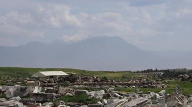 Pamukkale Pınarı 'ndaki Hierapolis antik şehrinin kalıntıları. Yüksek kalite 4k görüntü