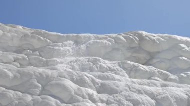 Pamukkale Türkiye 'de beyaz nasır oluşumları. Yüksek kalite 4k görüntü