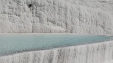 Pamukkale Türkiye 'de beyaz nasır oluşumları. Yüksek kalite 4k görüntü
