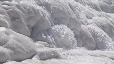 Pamukkale Türkiye 'de beyaz nasır oluşumları. Yüksek kalite 4k görüntü