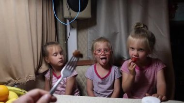 Küçük üçüz kız kardeşler karavanda leziz bir ızgara biftek yemek istiyorlar. Yüksek kalite 4k görüntü