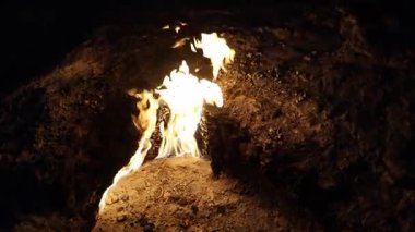 Chimera Dağı 'ndaki ateş geceleri yanıyor. Yüksek kalite 4k görüntü