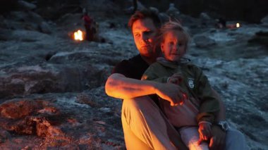 Chimera Dağı 'nda eski bir doğalgaz yangını, bir turist ailesi geceleri ona bakıyor. Yüksek kalite 4k görüntü